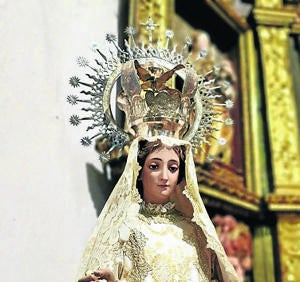 Imagen secundaria 1 - En la fotografía superior, la entrada al cementerio con la portada de la ermita de la Virgen de las Viñas. Imagen de la Virgen de la Viña y antigua piedra del púlpito de la ermita