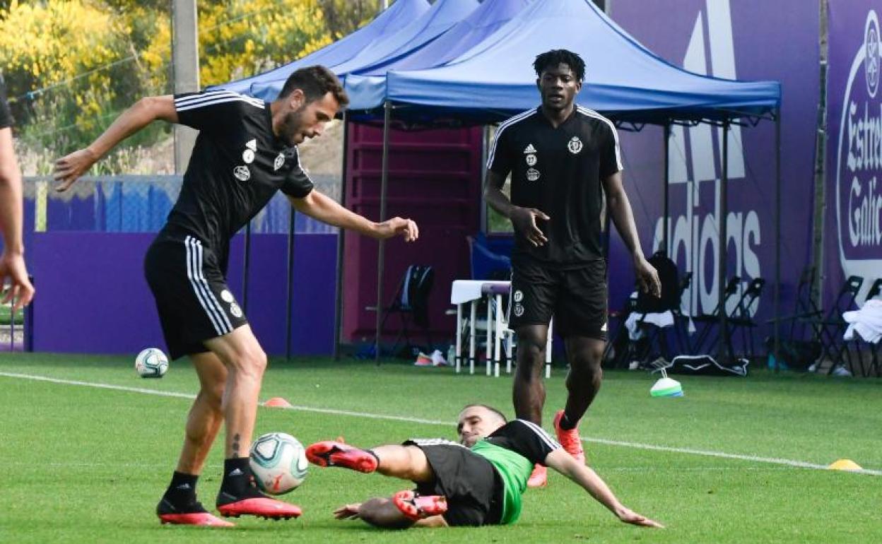 Olivas, Salisu y Nacho, durante el entrenamiento de este lunes. 