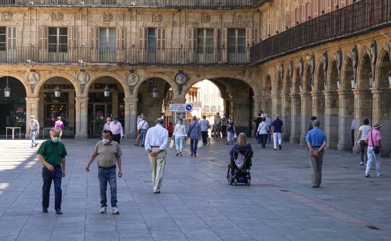 Paseantes por la Plaza Mayor de Salamanca. 