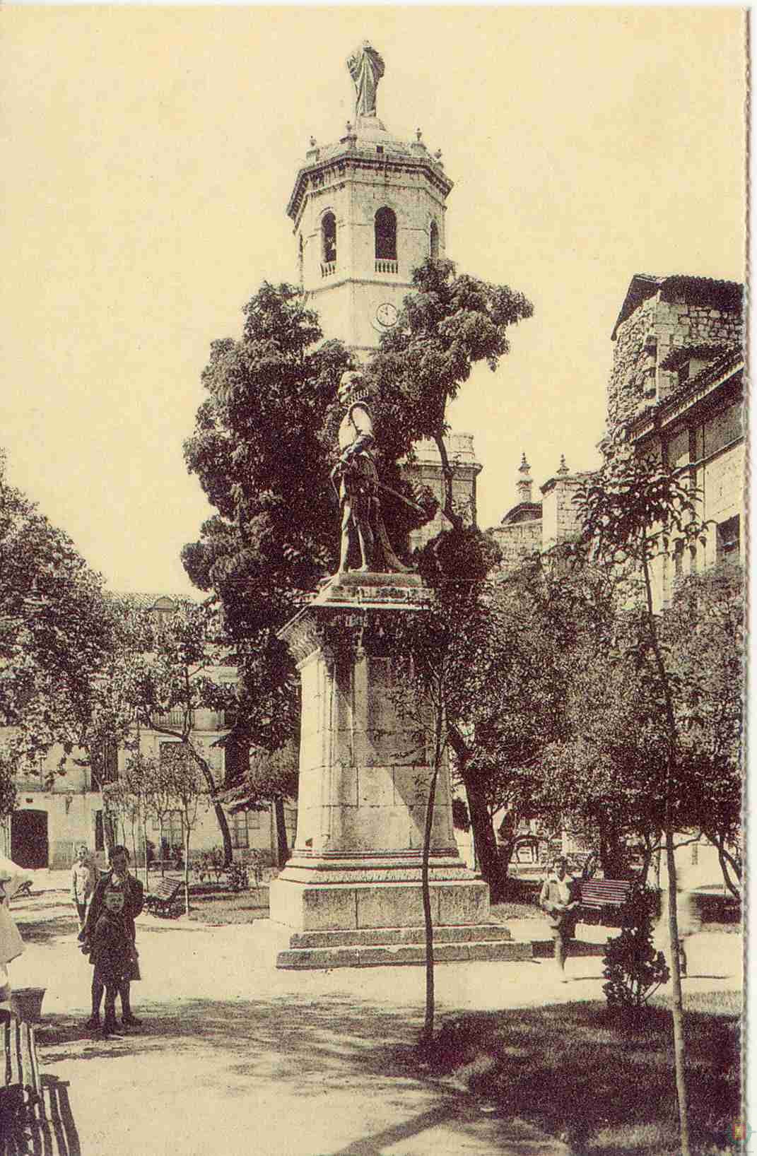 Se inauguró el 29 de septiembre de 1877 en un acto sencillo celebrado en la Casa del escritor | En 1882, las obras emprendidas en la nueva calle de Miguel Íscar dejaron empotrado el monumento, por lo que el Consistorio decidió trasladarlo hasta la Plazuela de Santa María, su ubicación actual, lo que no se verificaría hasta abril de 1889