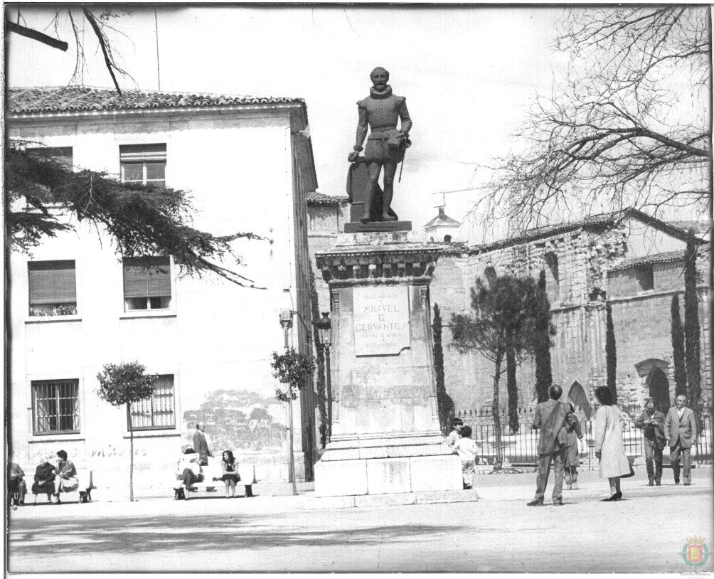 Se inauguró el 29 de septiembre de 1877 en un acto sencillo celebrado en la Casa del escritor | En 1882, las obras emprendidas en la nueva calle de Miguel Íscar dejaron empotrado el monumento, por lo que el Consistorio decidió trasladarlo hasta la Plazuela de Santa María, su ubicación actual, lo que no se verificaría hasta abril de 1889