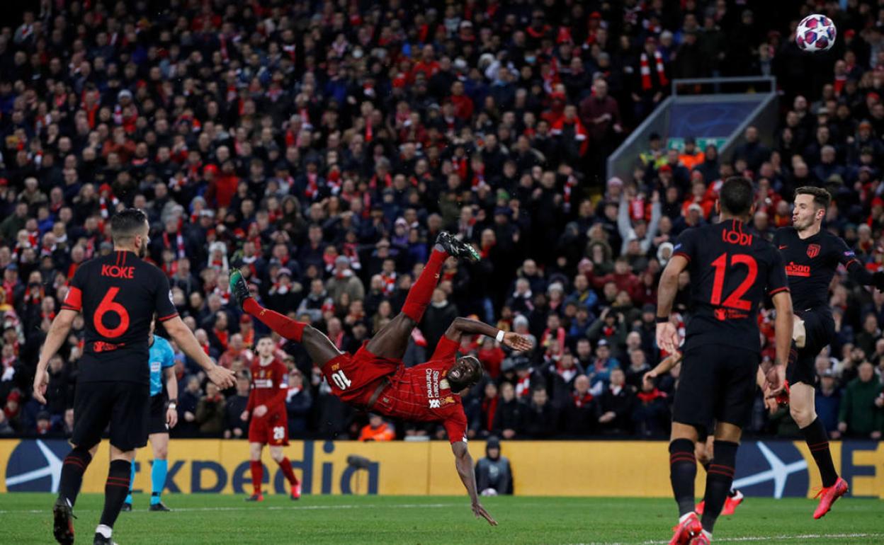 Jugada del partido Liverpool-Atlético jugado el 11 de marzo en Anfield. 