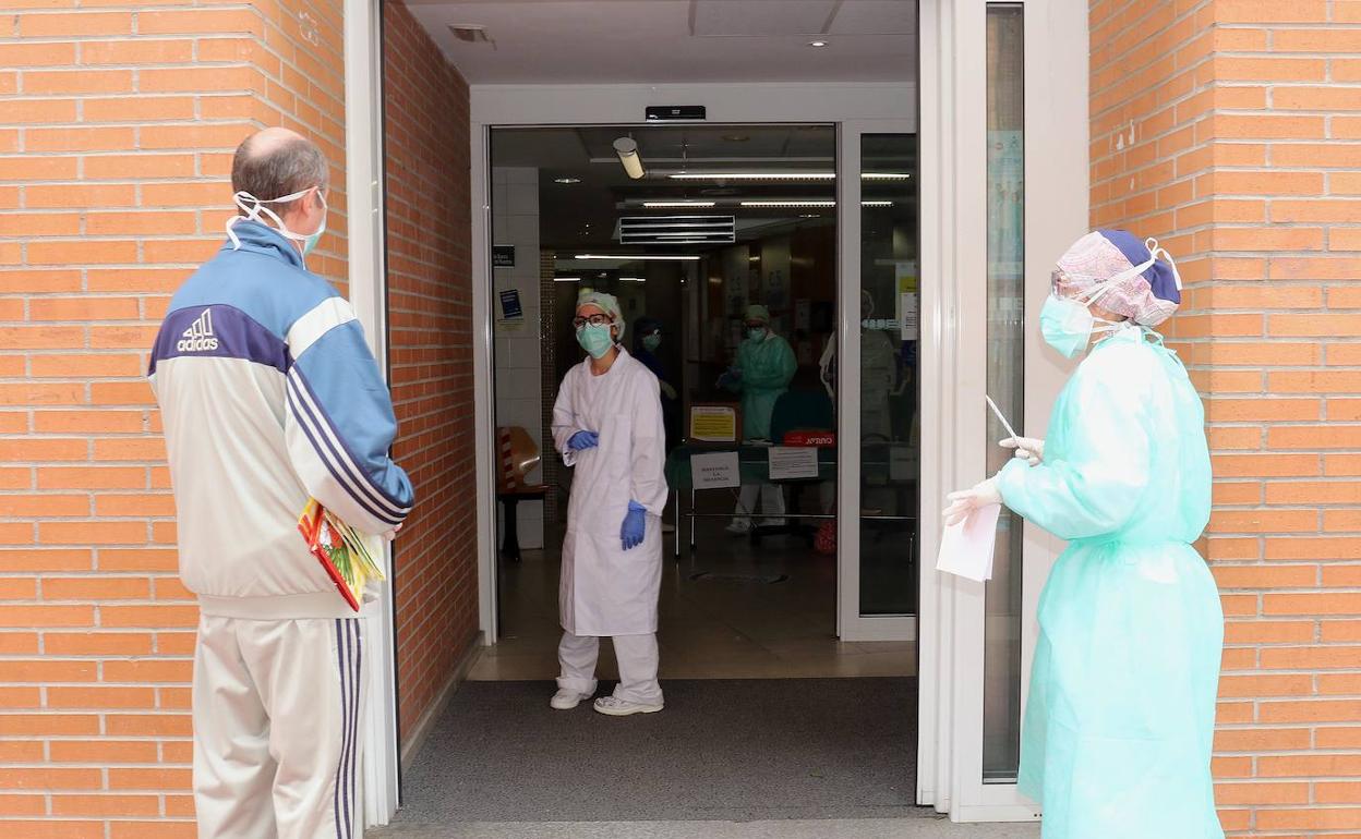 Personal sanitario distribuye a los pacientes en la entrada del centro de salid Pilarica-Circular. 