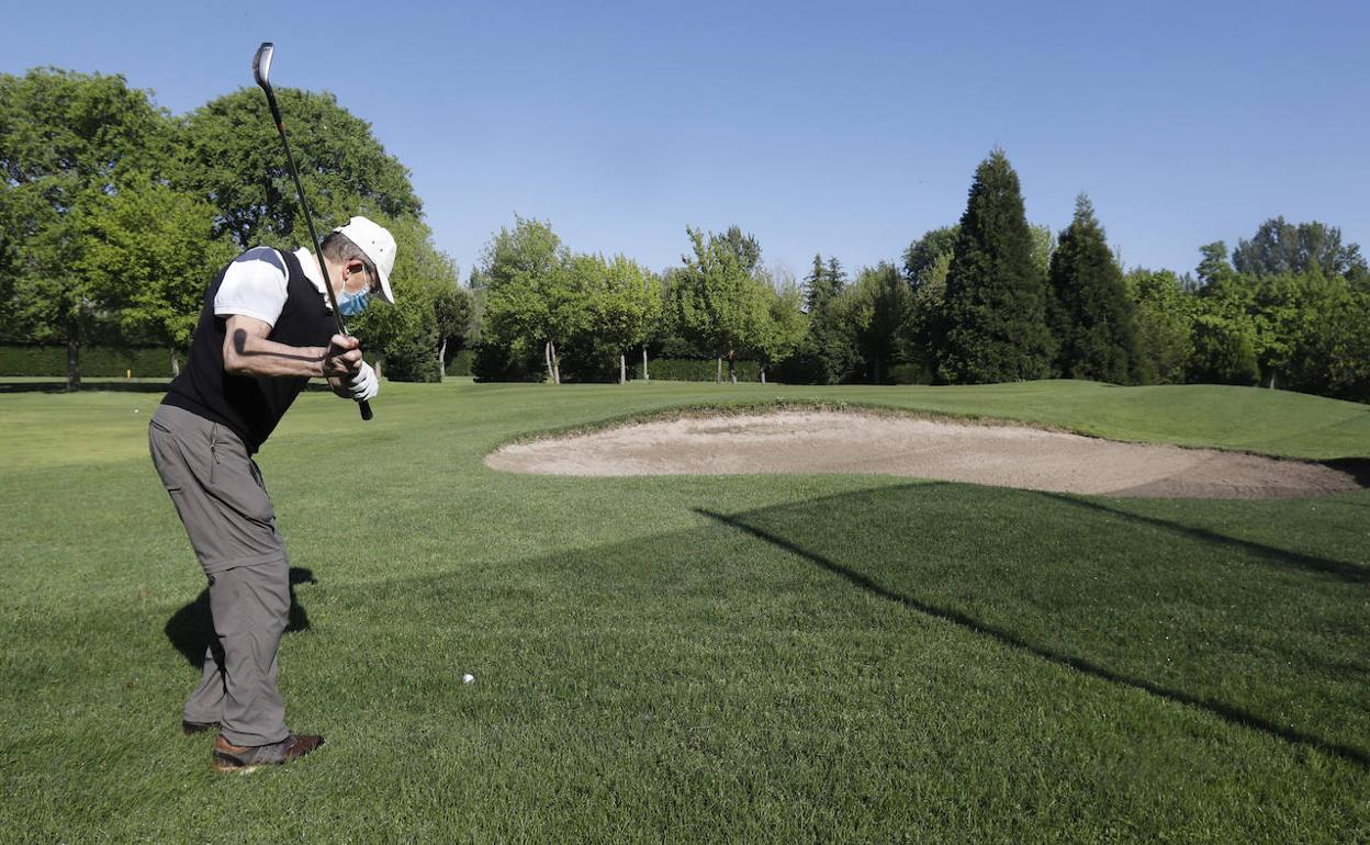 Un jugador disfruta ayer por la mañana del golf en Isla Dos Aguas. 