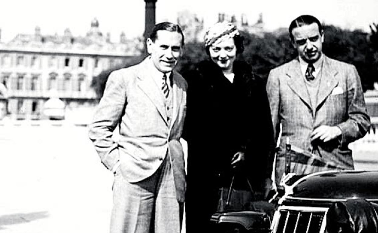 El vallisoletano Pedro Urraca Rendueles, a la izquierda, con su mujer, Elena, y un amigo en París.