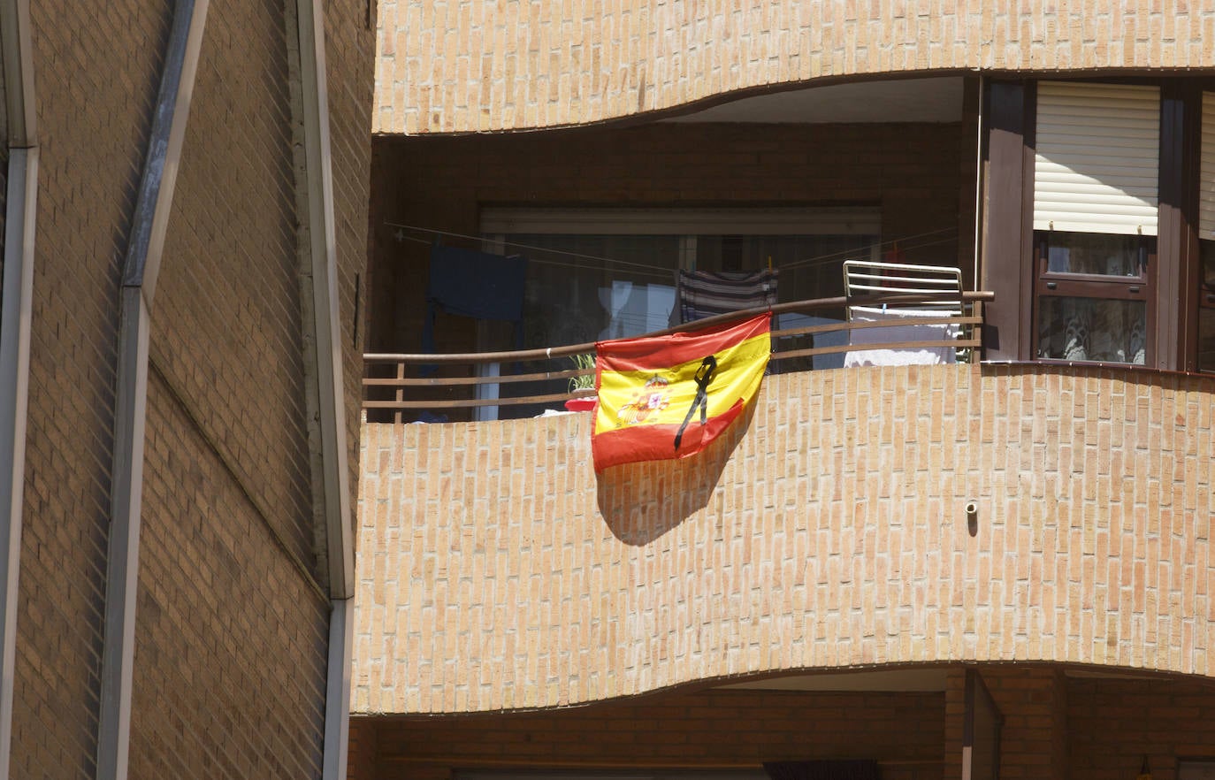 Los vallisoletanos han homenajeado hoy a las víctimas del coronavirus colocando en balcones y ventanas banderas de España y de Castilla y León con crespones negros. 