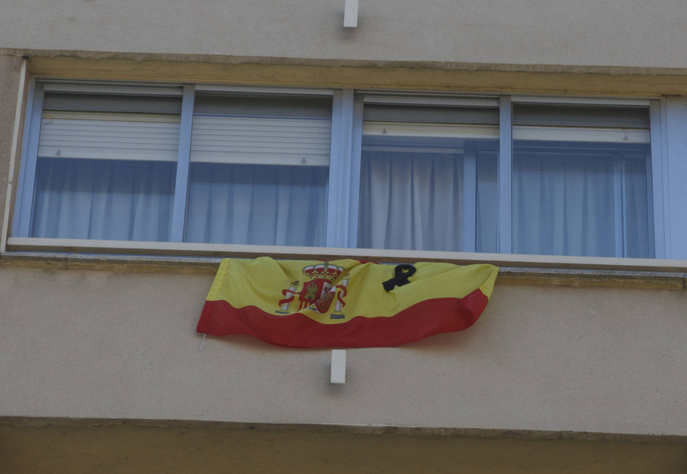 Los vallisoletanos han homenajeado hoy a las víctimas del coronavirus colocando en balcones y ventanas banderas de España y de Castilla y León con crespones negros. 