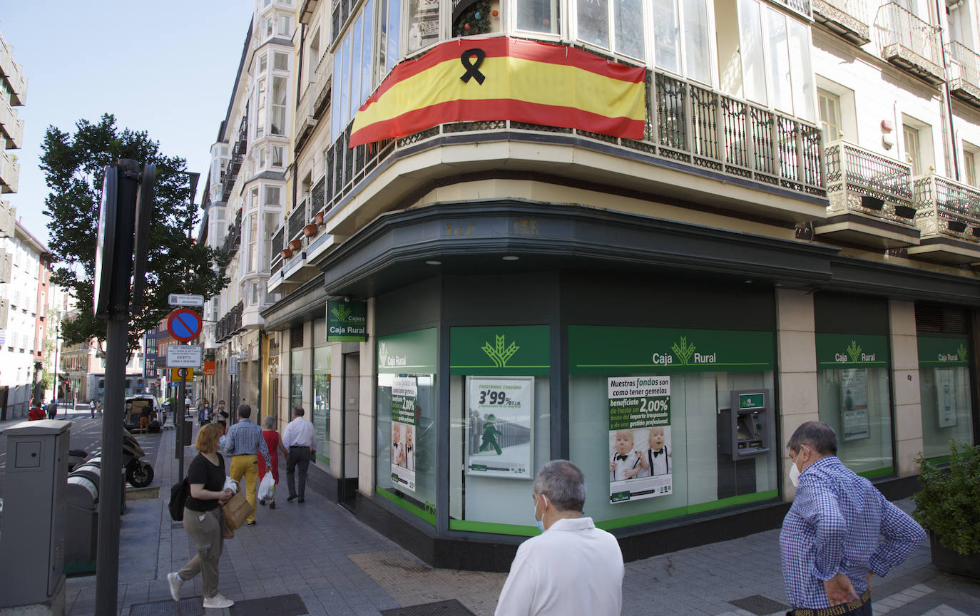 Los vallisoletanos han homenajeado hoy a las víctimas del coronavirus colocando en balcones y ventanas banderas de España y de Castilla y León con crespones negros. 