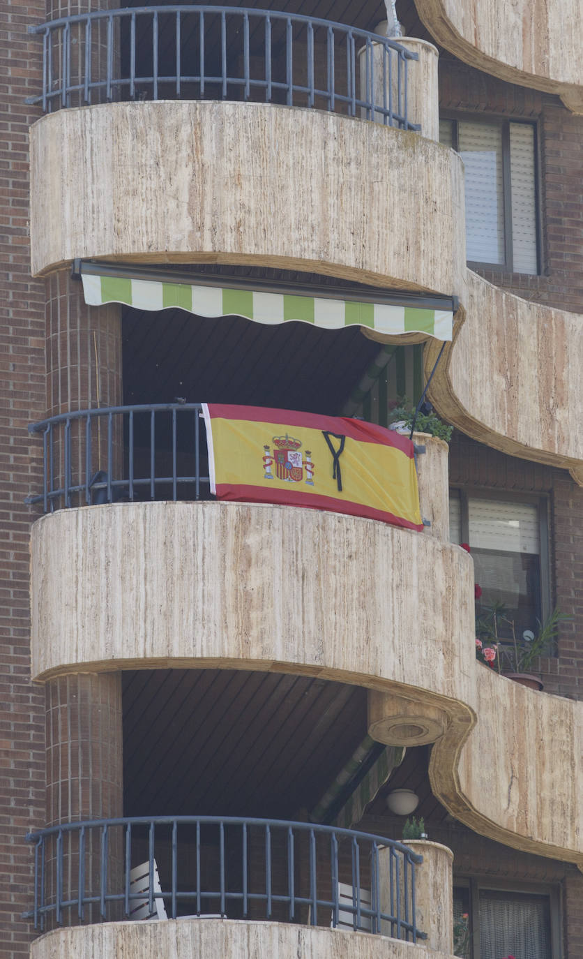 Los vallisoletanos han homenajeado hoy a las víctimas del coronavirus colocando en balcones y ventanas banderas de España y de Castilla y León con crespones negros. 