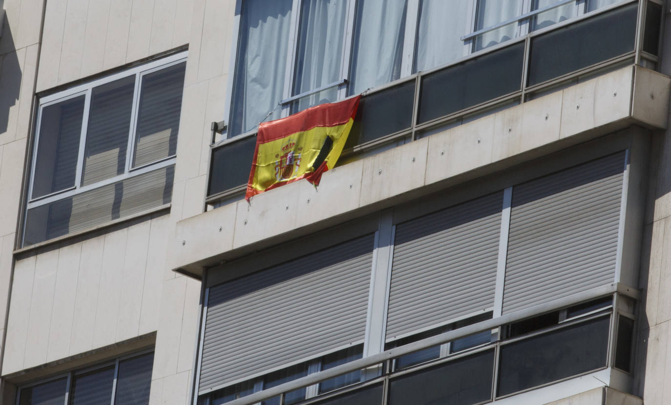 Los vallisoletanos han homenajeado hoy a las víctimas del coronavirus colocando en balcones y ventanas banderas de España y de Castilla y León con crespones negros. 