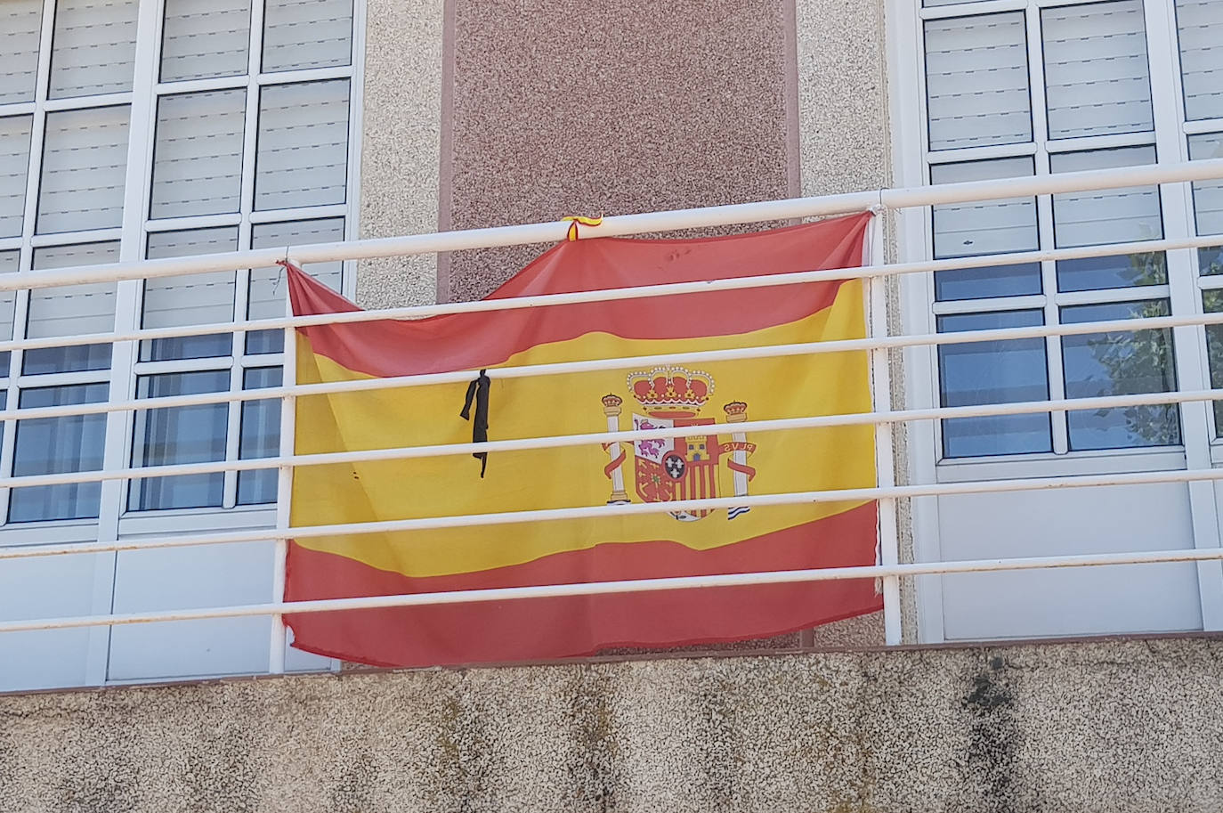 Los vallisoletanos han homenajeado hoy a las víctimas del coronavirus colocando en balcones y ventanas banderas de España y de Castilla y León con crespones negros. 