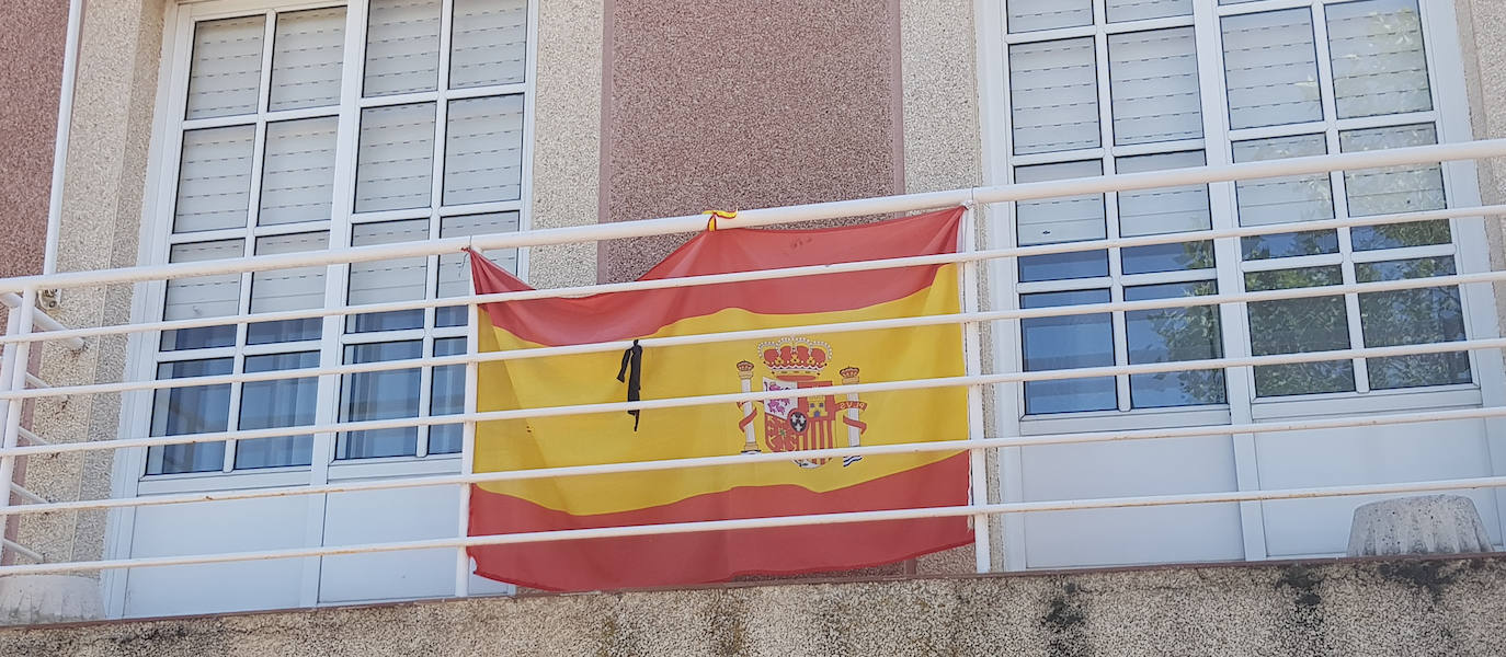 Los vallisoletanos han homenajeado hoy a las víctimas del coronavirus colocando en balcones y ventanas banderas de España y de Castilla y León con crespones negros. 