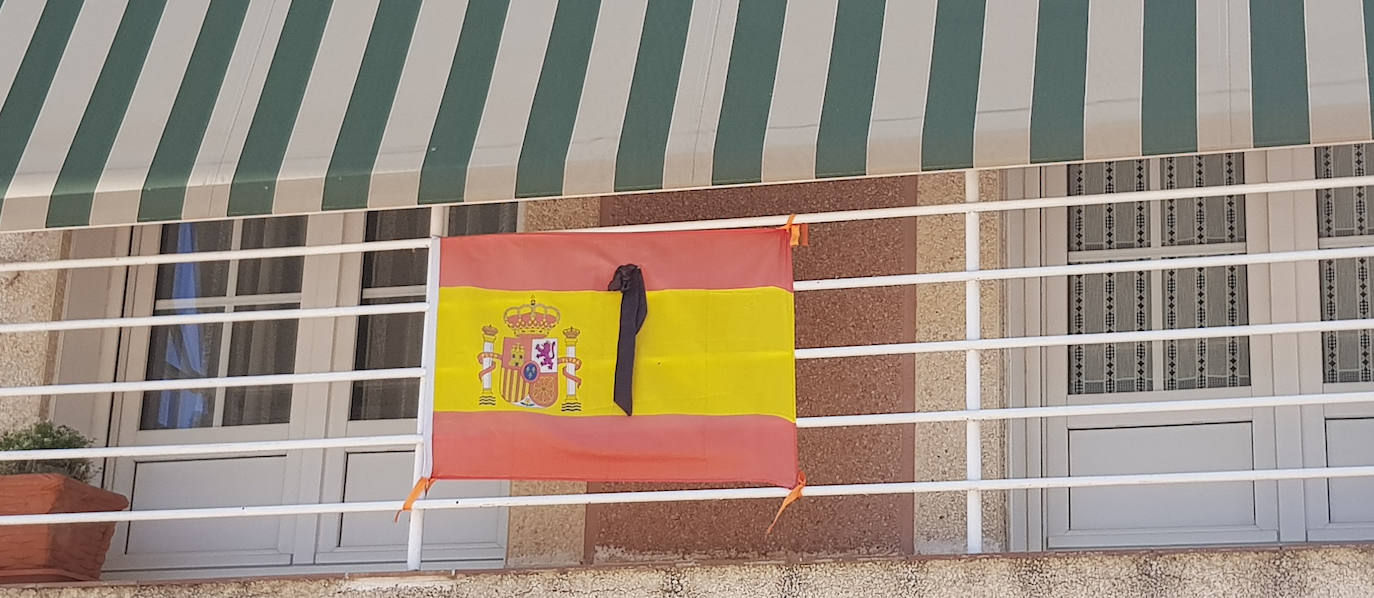 Los vallisoletanos han homenajeado hoy a las víctimas del coronavirus colocando en balcones y ventanas banderas de España y de Castilla y León con crespones negros. 