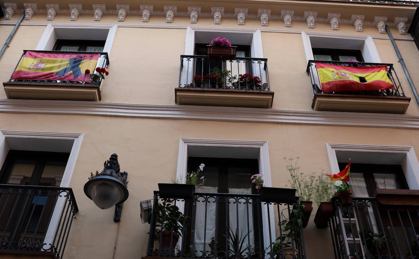 Los vallisoletanos han homenajeado hoy a las víctimas del coronavirus colocando en balcones y ventanas banderas de España y de Castilla y León con crespones negros. 