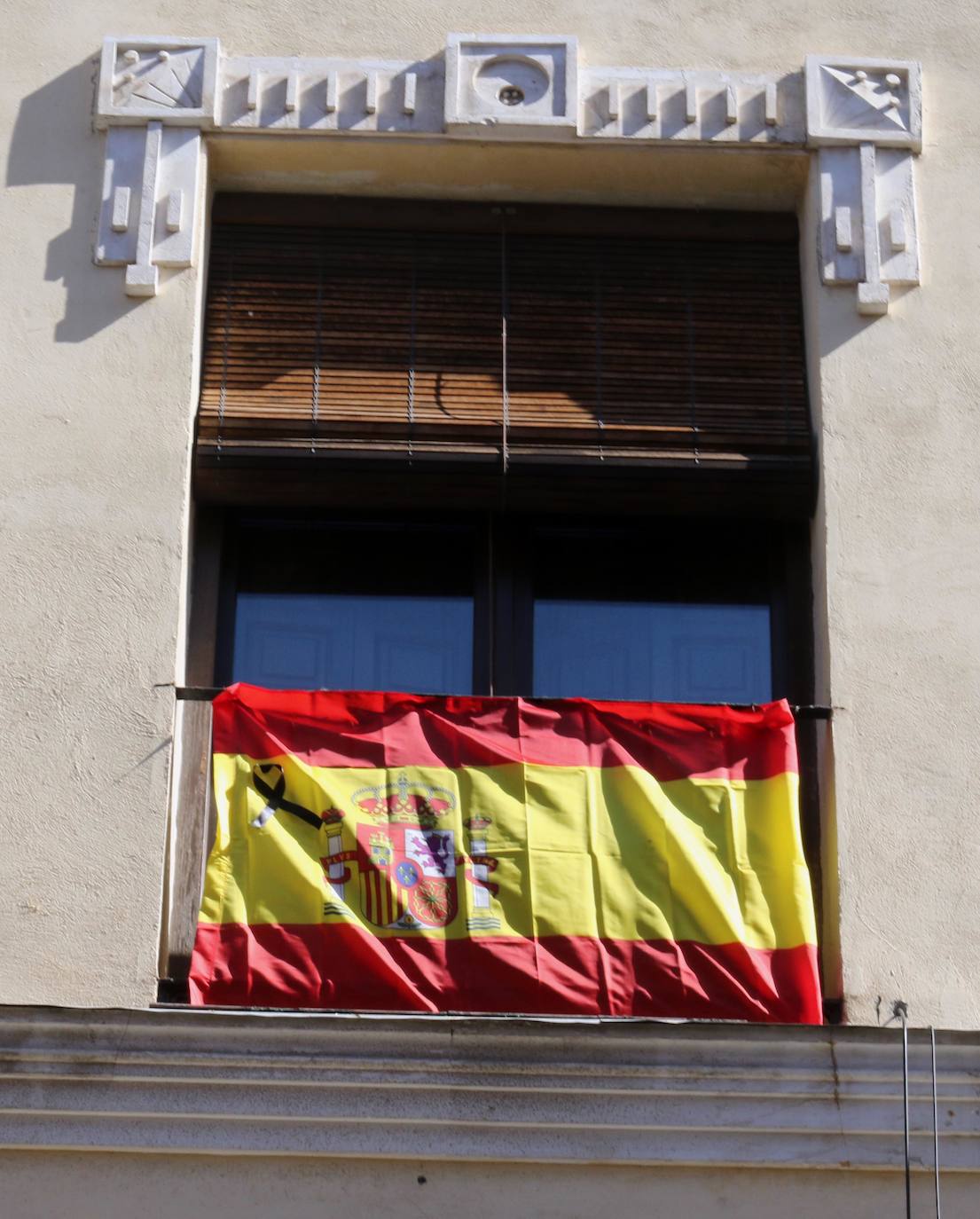 Los vallisoletanos han homenajeado hoy a las víctimas del coronavirus colocando en balcones y ventanas banderas de España y de Castilla y León con crespones negros. 