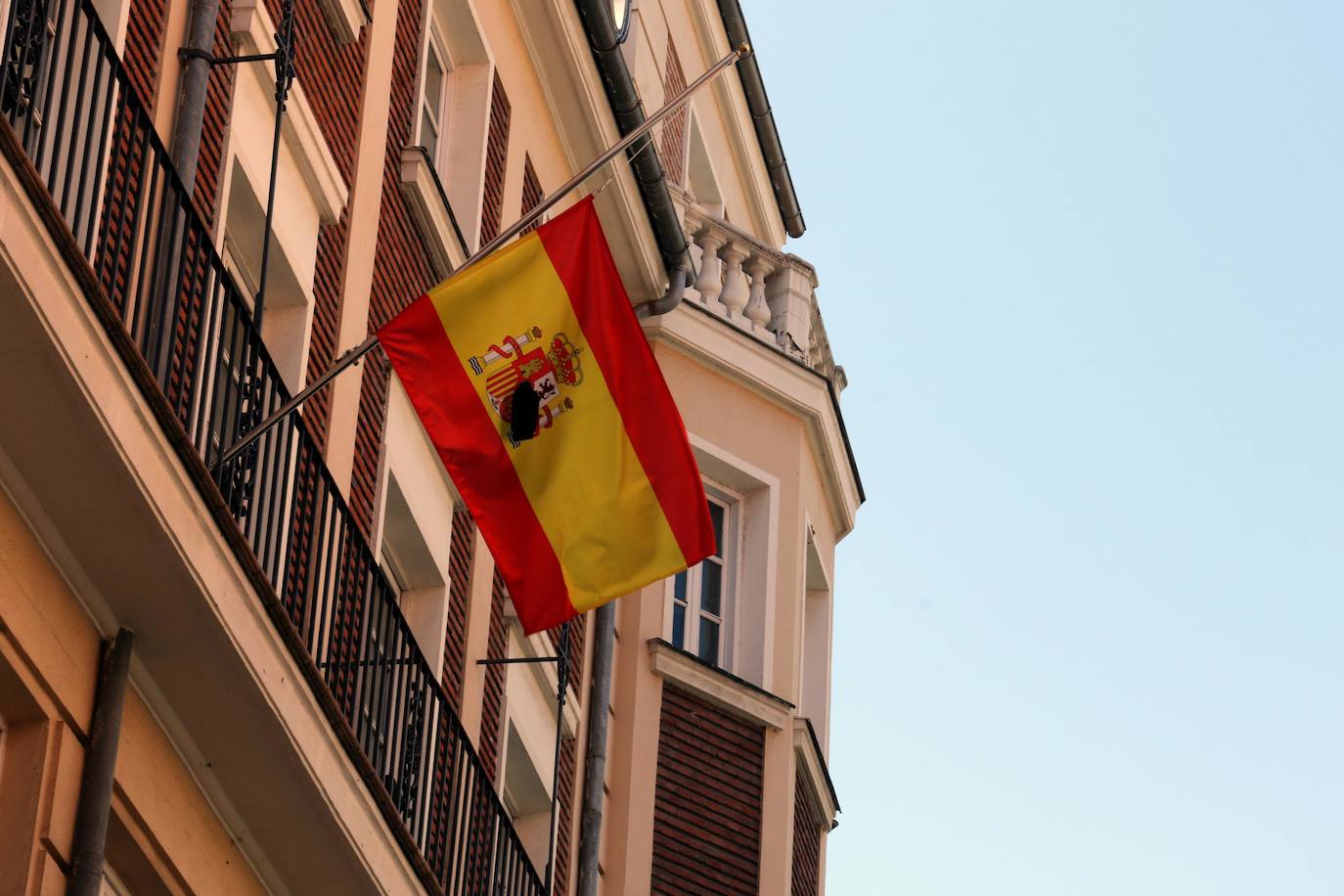 Los vallisoletanos han homenajeado hoy a las víctimas del coronavirus colocando en balcones y ventanas banderas de España y de Castilla y León con crespones negros. 