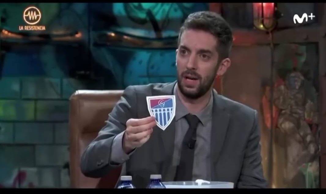 David Broncano, con el esucdo de la Segoviana durante el programa de este martes.