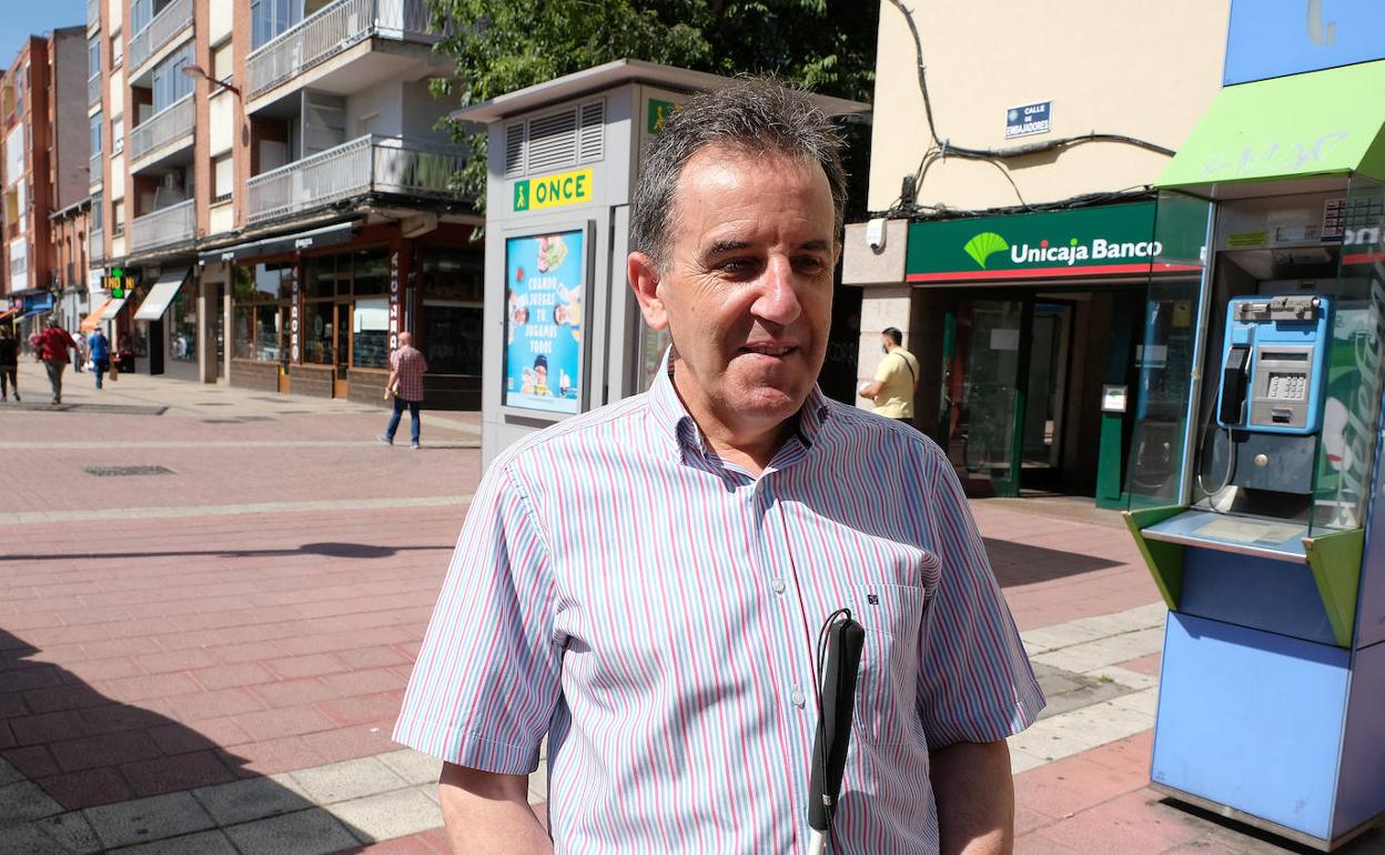 Ignacio Díez, vendedor de cupones en la plaza del Carmen. 