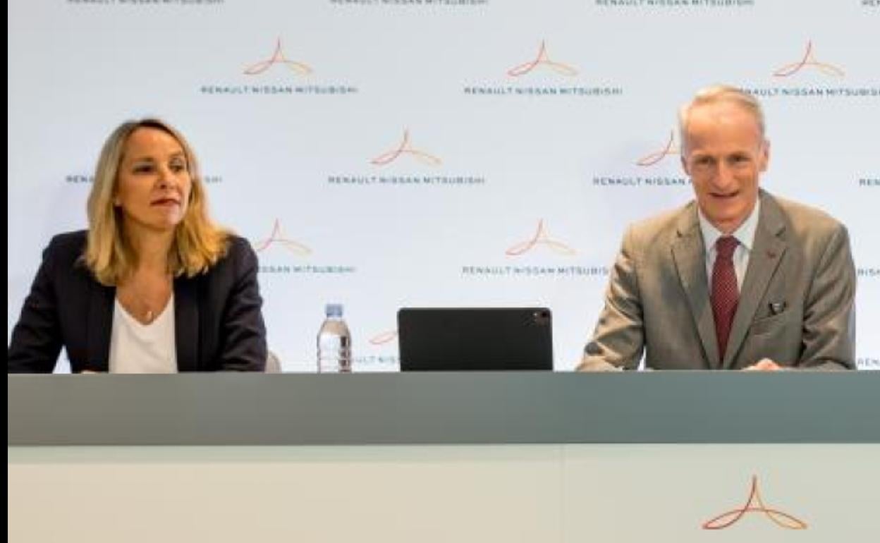 Clotilde Delbos, consejera delegada interina de Renault, y Jean-Dominique Senard, presidente del fabricante francés y de la Alianza, ayer. 