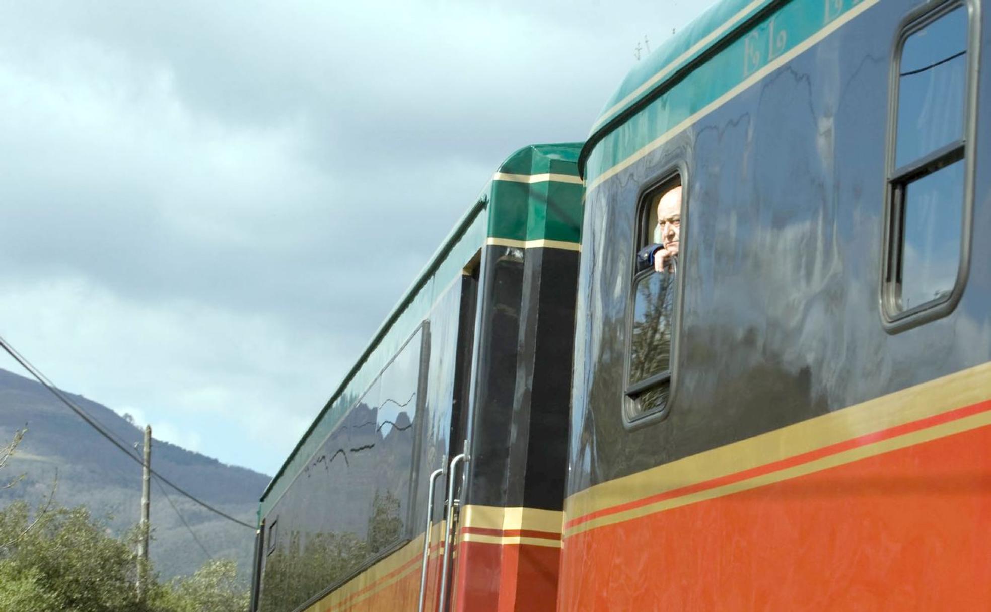 Imagen de un pasajero disfrutando del viaje en el Expreso de La Robla.