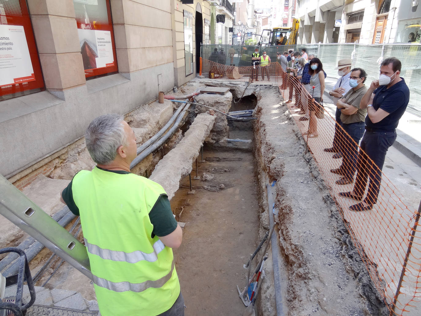 Las catas han sacado a relucir «dos niveles de enterramiento» a los pies de la sala y los restos óseos de ocho personas más, que se suman a los cuatro que fueron localizados en los días previos, con la novedad de que uno de los esqueletos pertenece a una mujer que portaba en el antebrazo «un pequeño rosario de bronce»