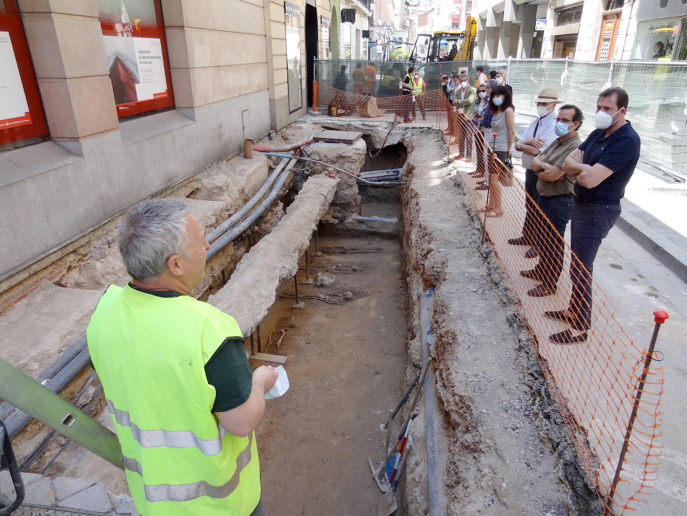 Las catas han sacado a relucir «dos niveles de enterramiento» a los pies de la sala y los restos óseos de ocho personas más, que se suman a los cuatro que fueron localizados en los días previos, con la novedad de que uno de los esqueletos pertenece a una mujer que portaba en el antebrazo «un pequeño rosario de bronce»