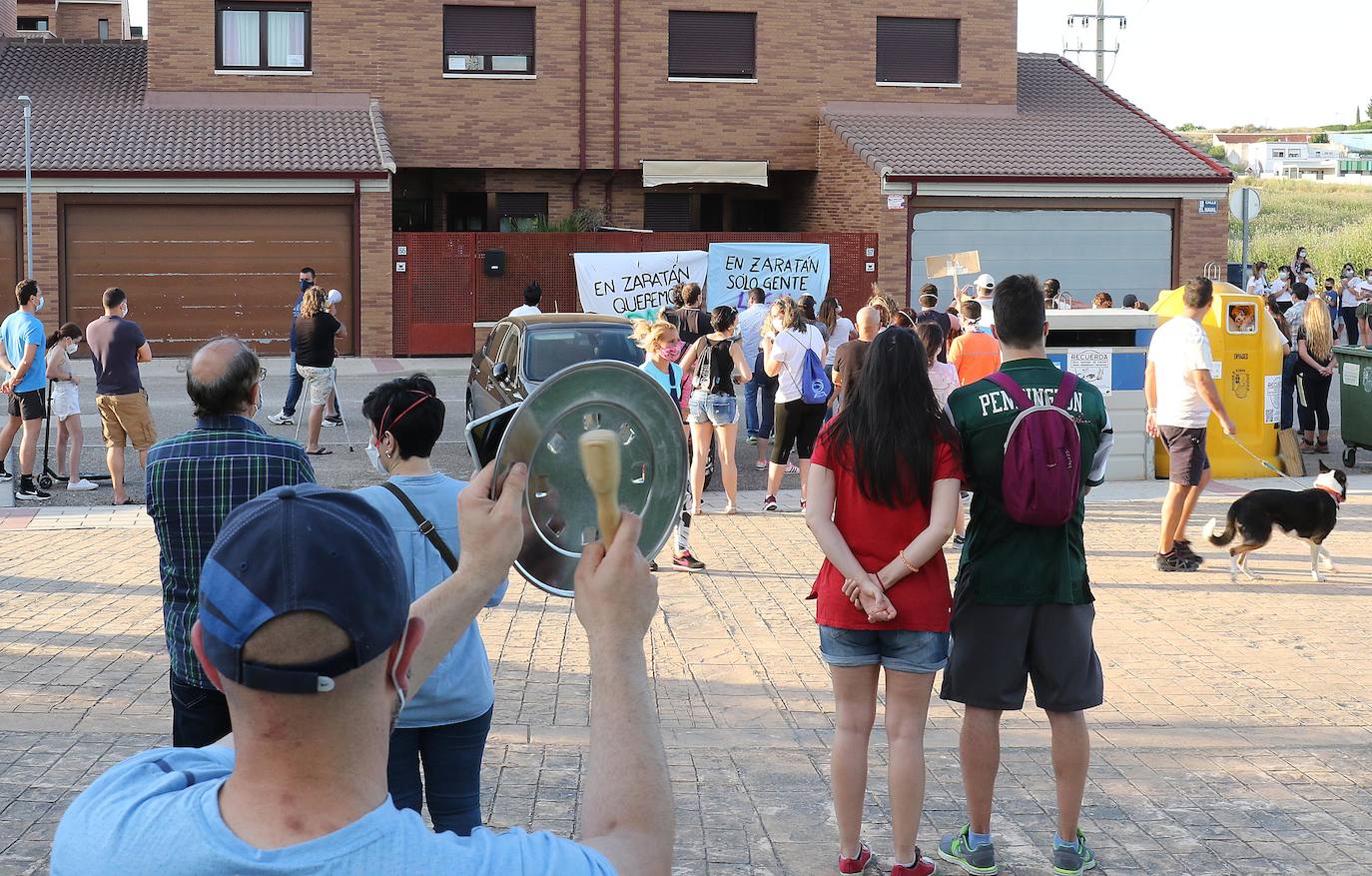 Los residentes de la calle El Naval se movilizaron después de que los inquilinos, dos parejas con niños, realizaran «una barcacoa en el salón»