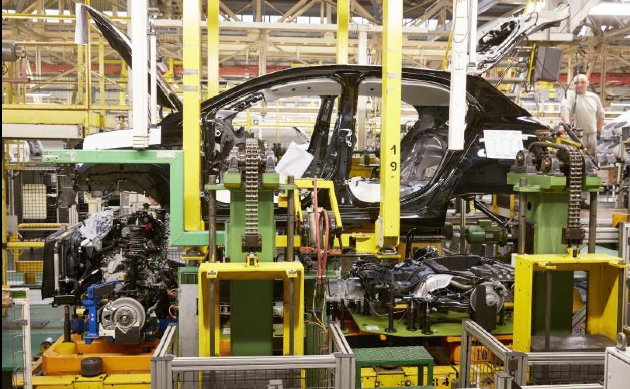 Línea de fabricación del Kadjar en la fábrica de Renault de Villamuriel de Cerrato. 