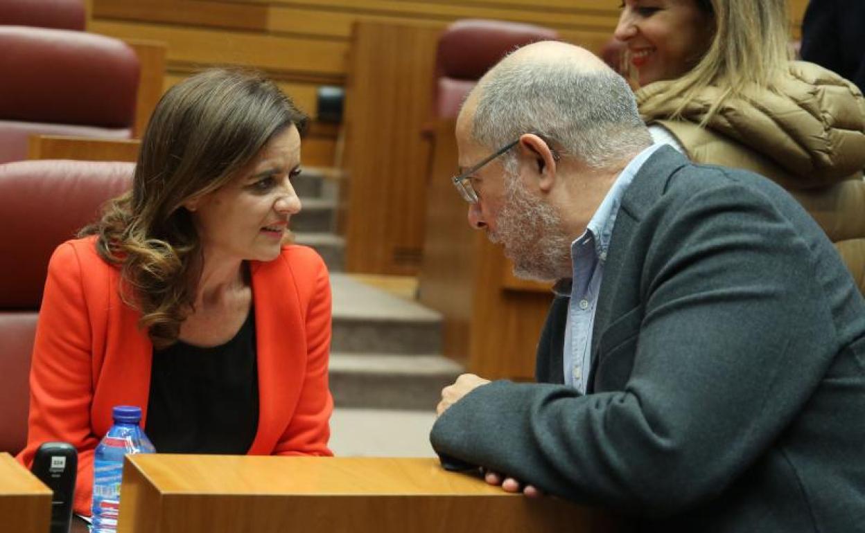 Ana Carlota Amigo y Francisco Igea conversan durante un pleno de las Cortes.