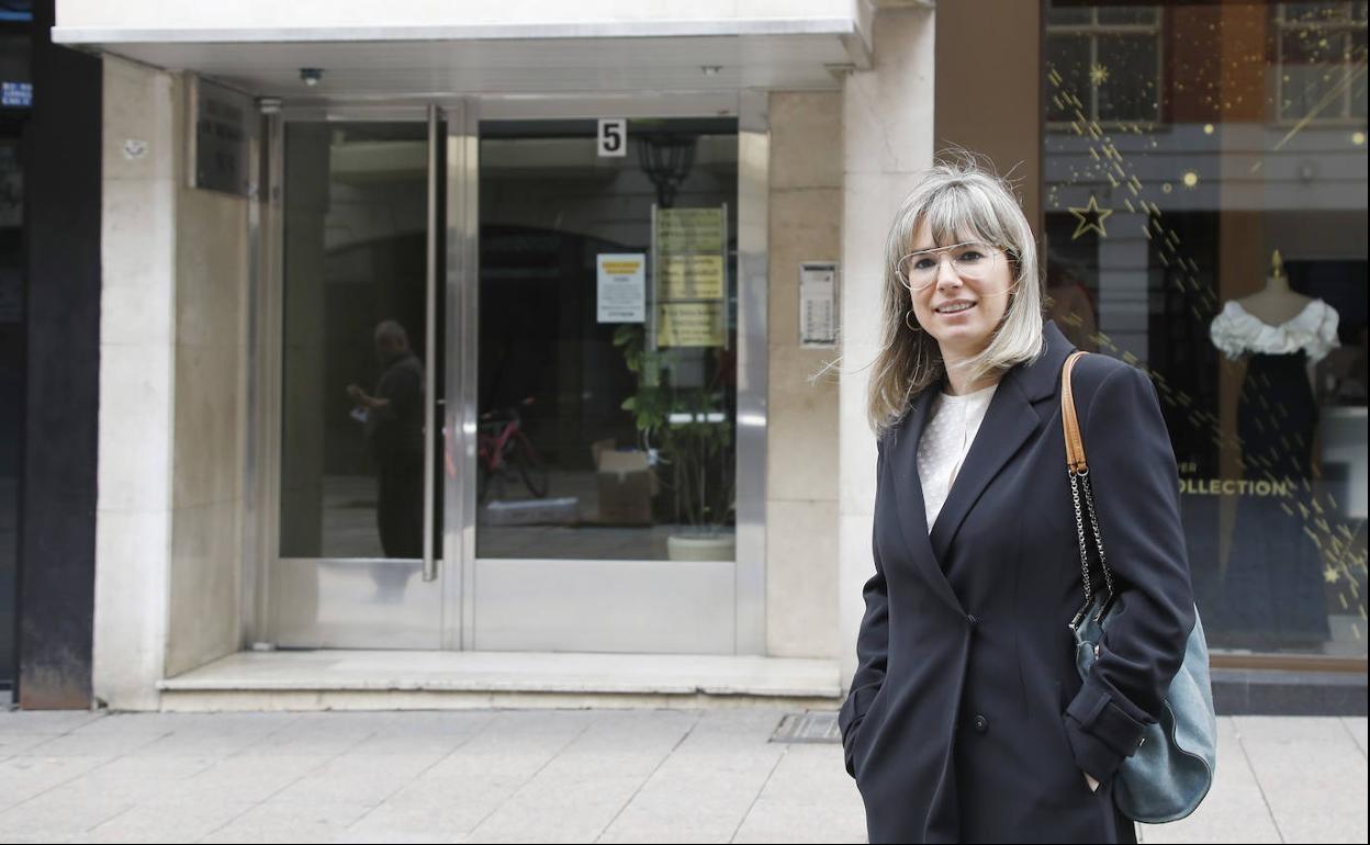 Ana Sánchez posa delante de su centro de psicopedagogía en la capital palentina.