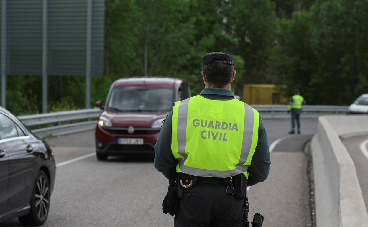 Agentes de la Guardia Civil, en un control.