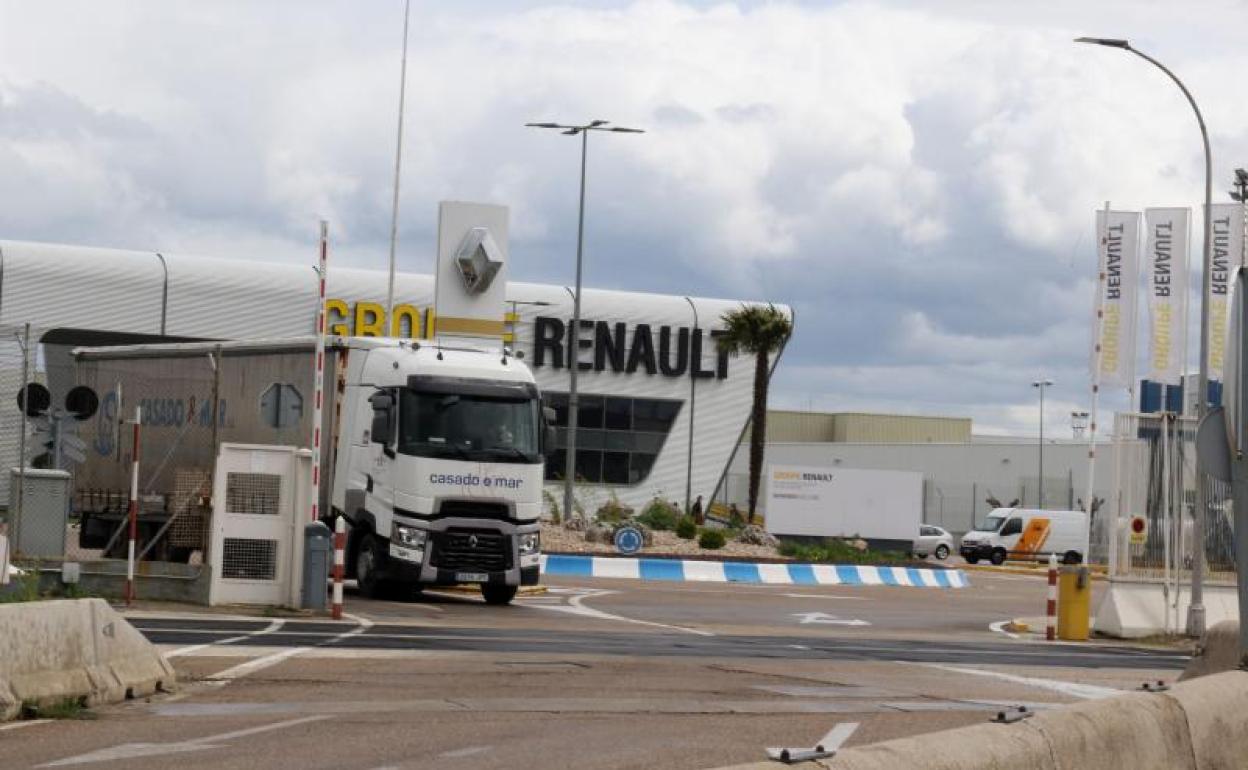 Acceso a las instalaciones de Renault en Valladolid.