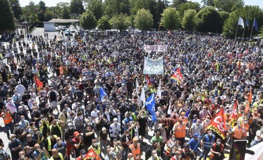 Manifestantes este sábado en Maubeuge, Francia