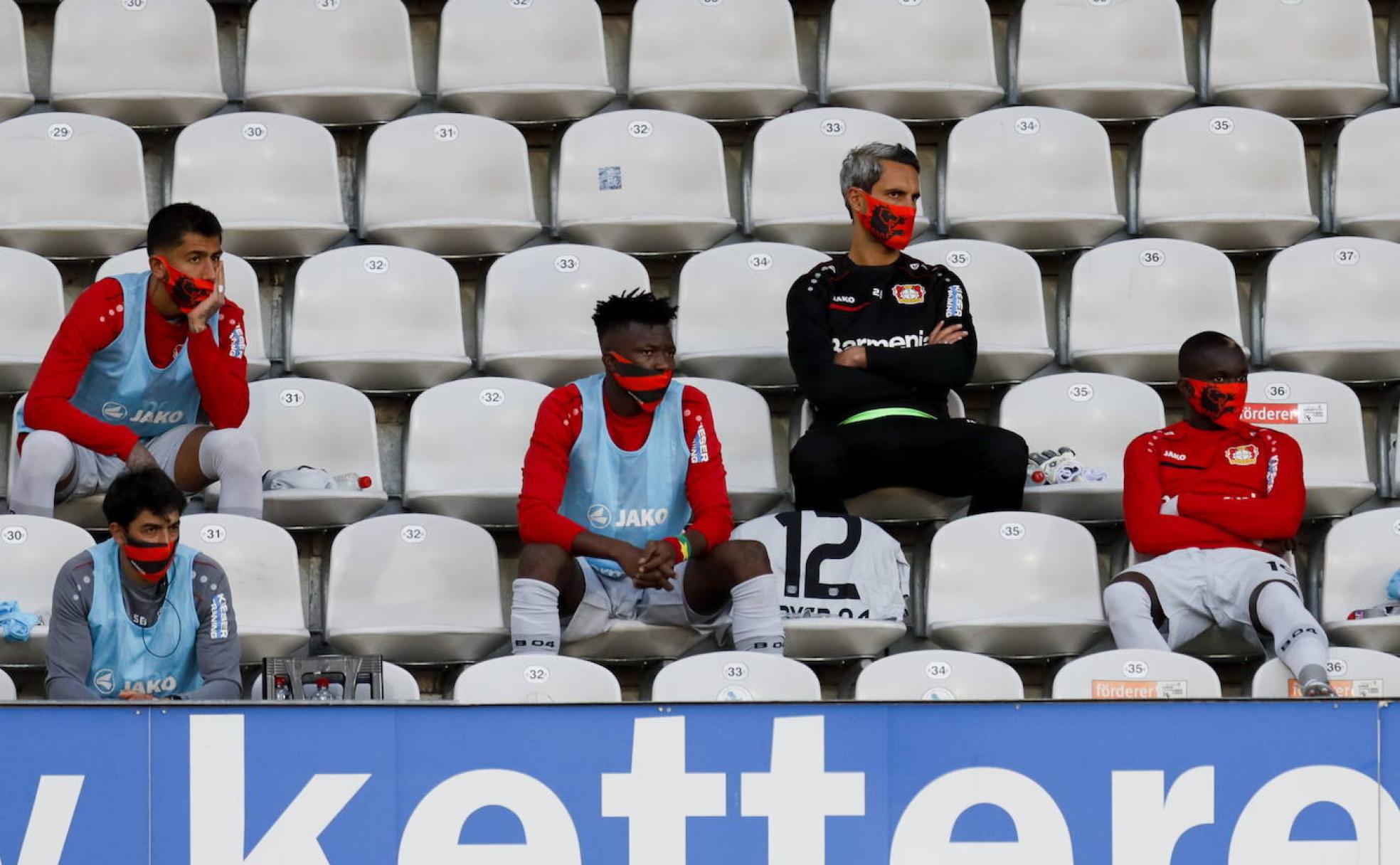 Los suplentes del partido Friburgo-Bayer Leverkusen de la Bundesliga siguen el partido desde la grada. 