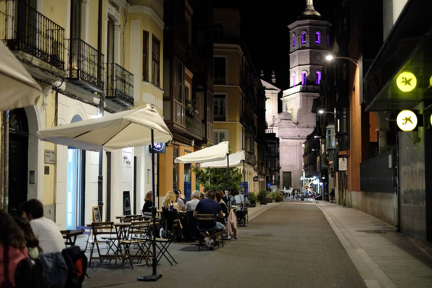 Fotos: Las terrazas de Valladolid se llenan en la primera noche de sábado en fase 1