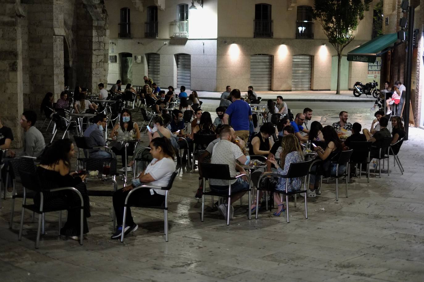 Fotos: Las terrazas de Valladolid se llenan en la primera noche de sábado en fase 1