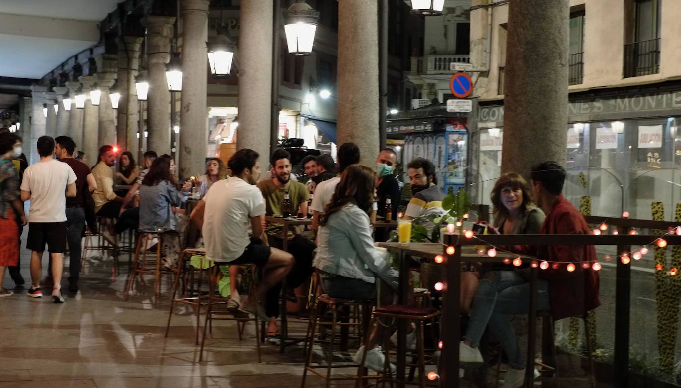 Fotos: Las terrazas de Valladolid se llenan en la primera noche de sábado en fase 1