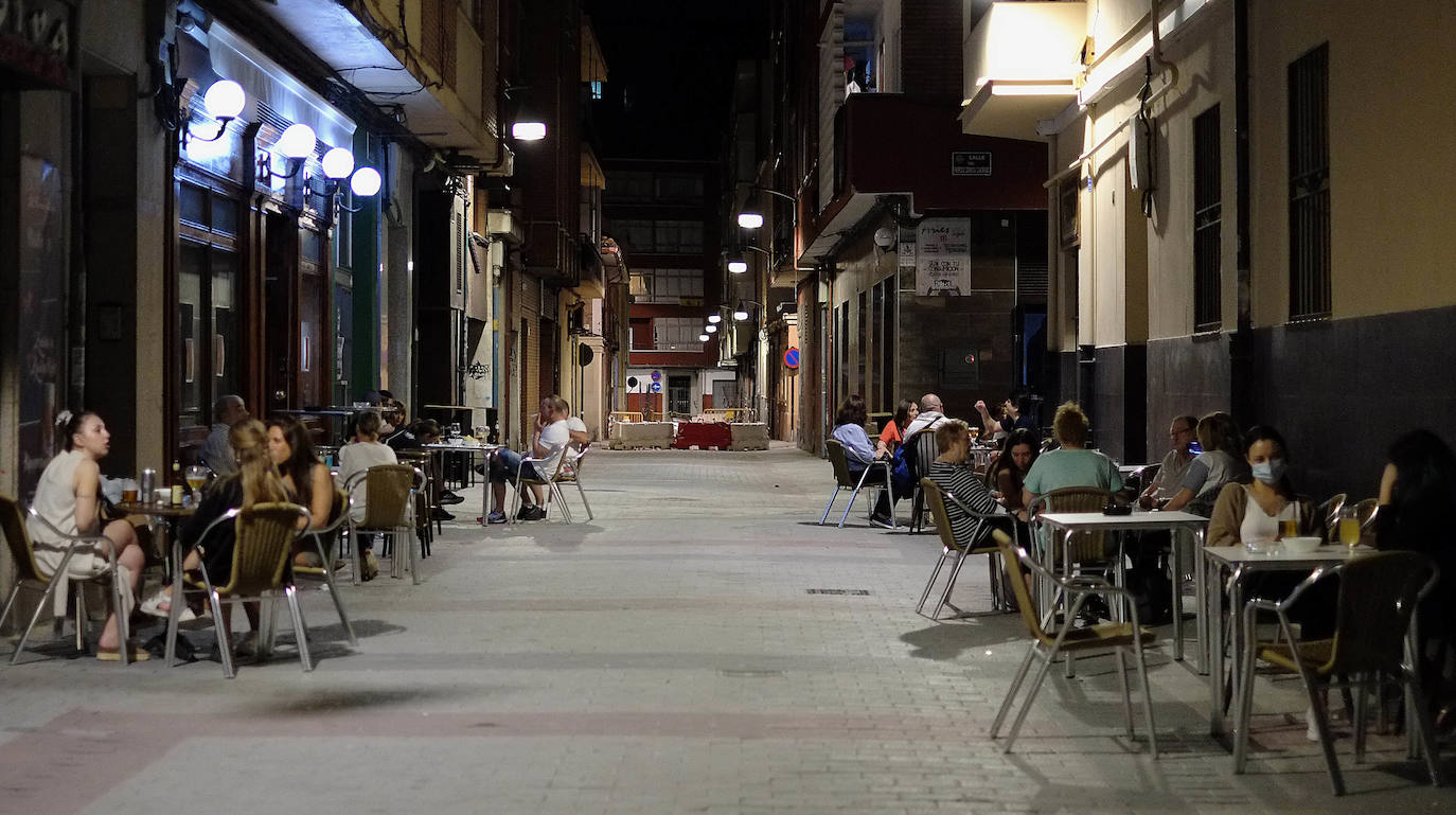 Fotos: Las terrazas de Valladolid se llenan en la primera noche de sábado en fase 1