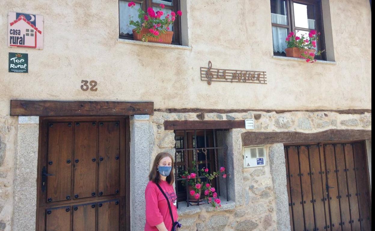 Casa rural 'La Música' en San Esteban de laSierra con Consuelo, la encargada del establecimiento.