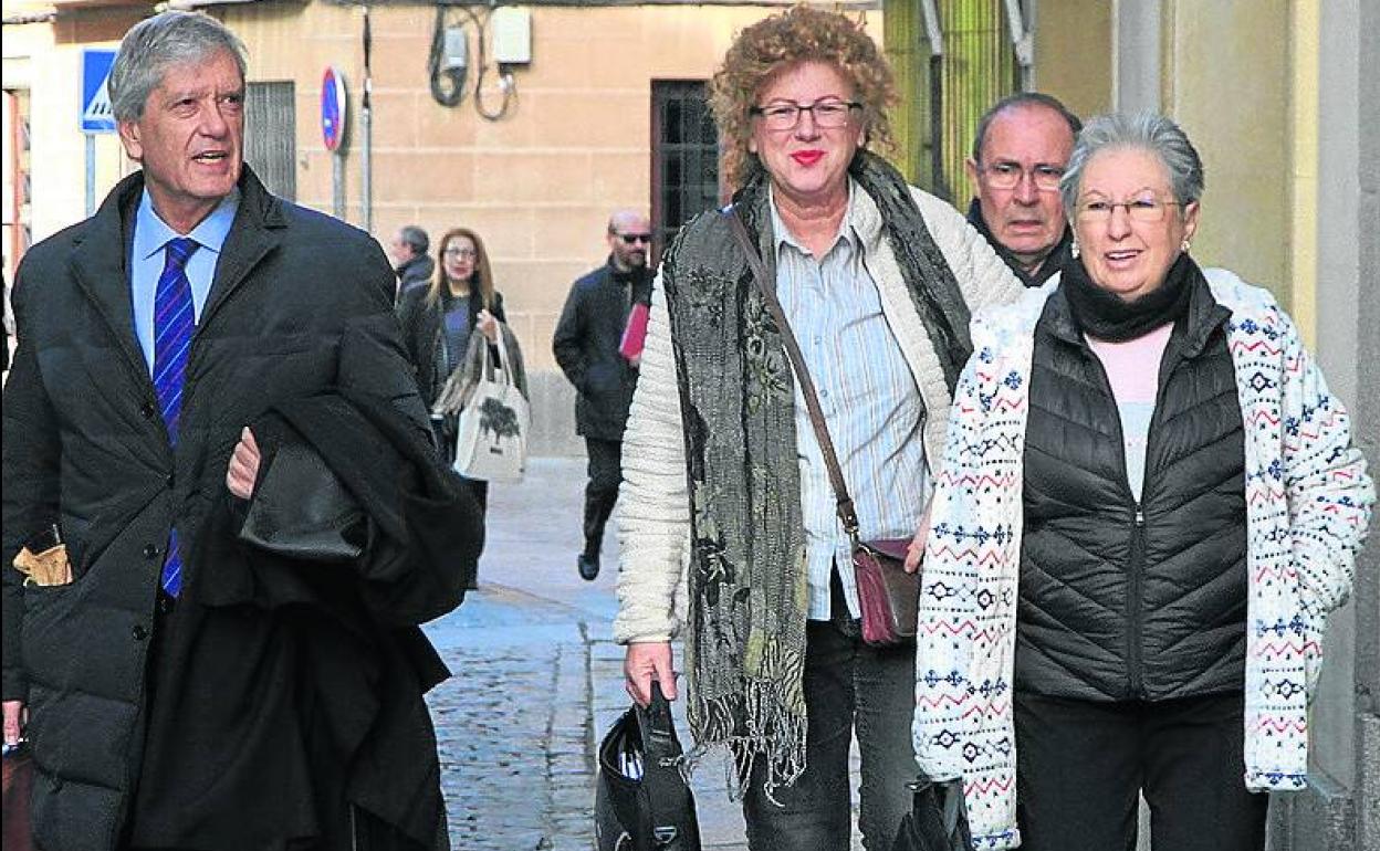 Vecinos de Los Ángeles de San Rafael, junto a su letrado, a su llegada al juicio celebrado en diciembre. 