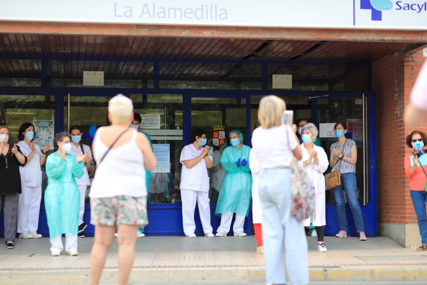 Fotos: Sanitarios de Salamanca se concentran en apoyo a la sanidad pública