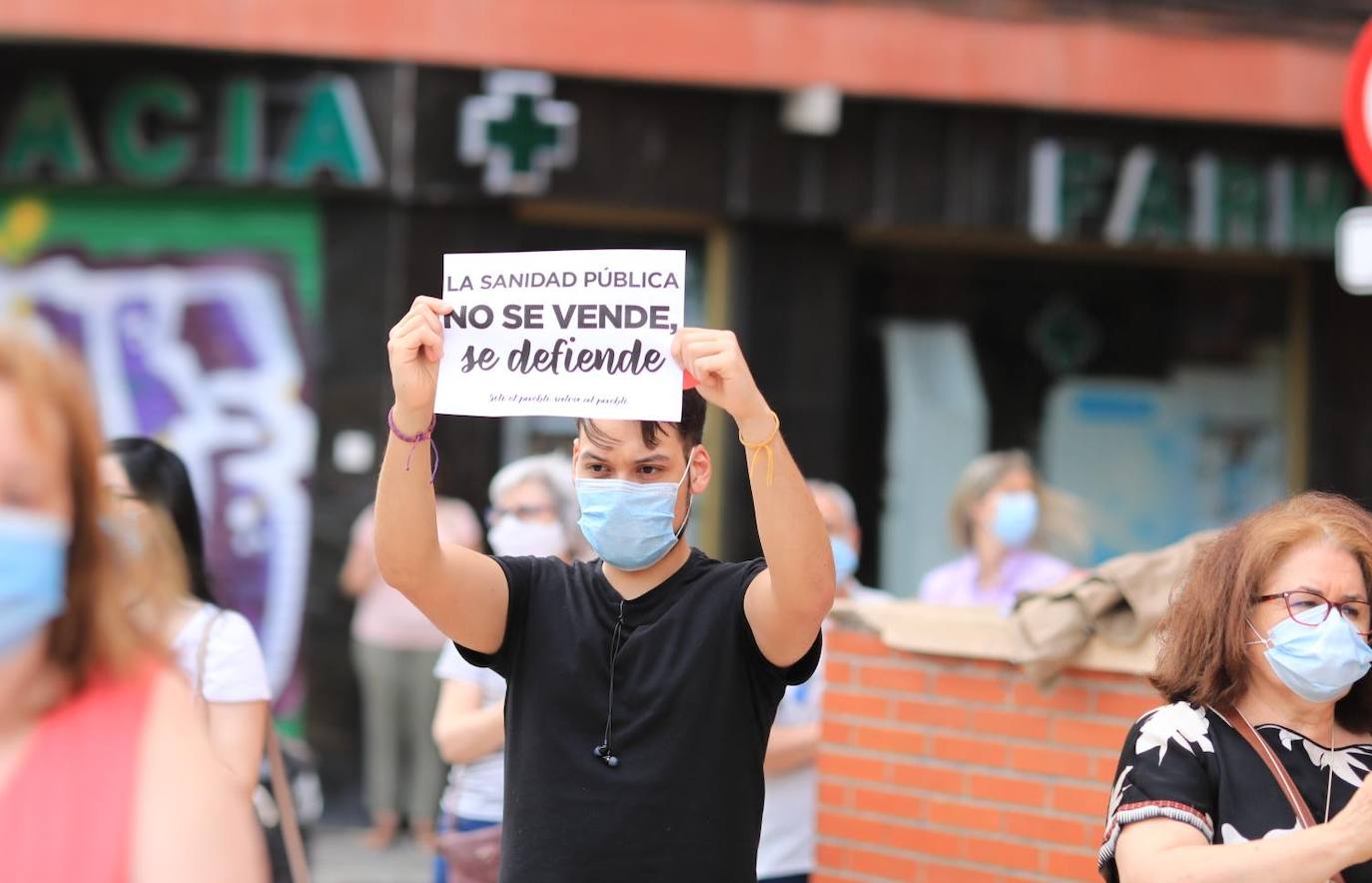 Fotos: Sanitarios de Salamanca se concentran en apoyo a la sanidad pública