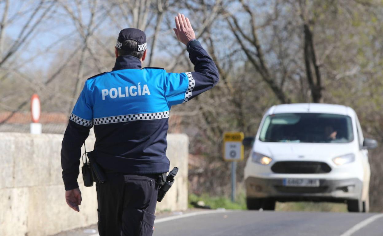 Un Policía Local da el alto a un vehículo en una foto de archivo.