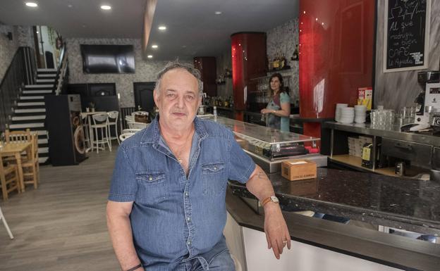 Sergio Martínez Vidal, en el Bar El Corresponsal, situado en la calle Domingo Martínez. Al fondo dentro de la barra, su mujer, María Nicoleta Morariu. 