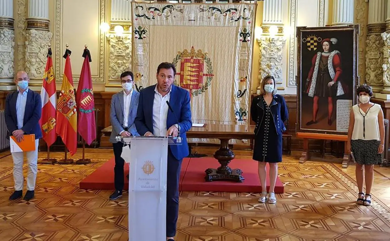 Los representantes de la mesa de trabajo del Ayuntamiento de Valladolid para paliar los efectos de la crisis de la covid-19, durante la rueda de prensa en la que anunciaron el primer paquete de medidas.