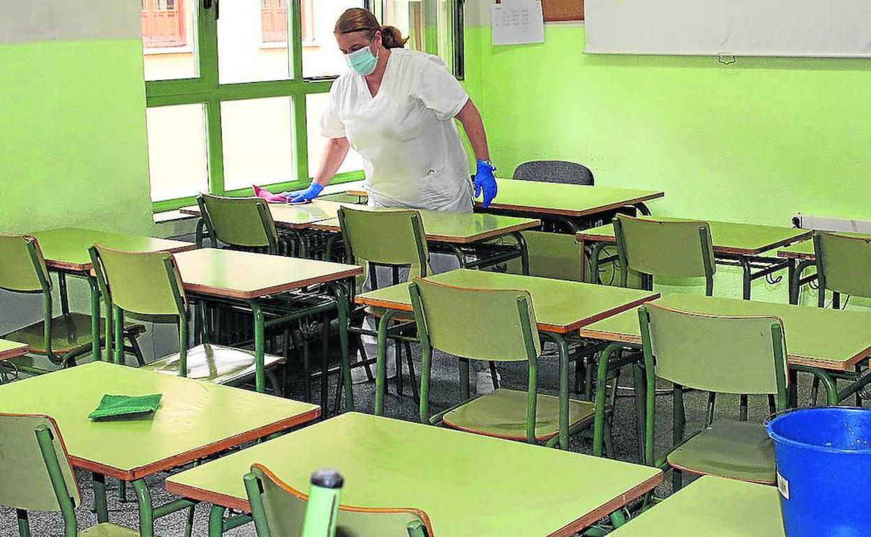 Labores de limpieza y desinfección estos días en el instituto Ezequiel González de Segovia. 