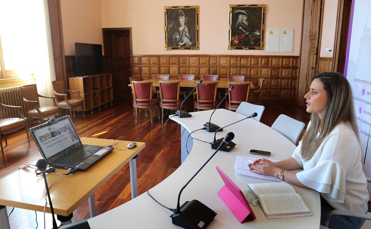 La concejal de Turismo, Laura Lombraña, preside el encuentro con entidades del sector.