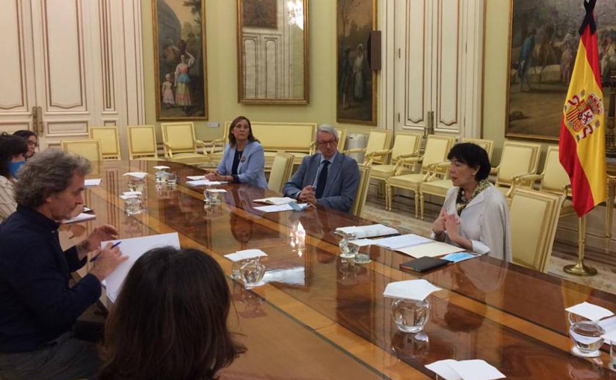 Fernando Simón e Isabel Celaá, con otros miembros de sus departamentos.