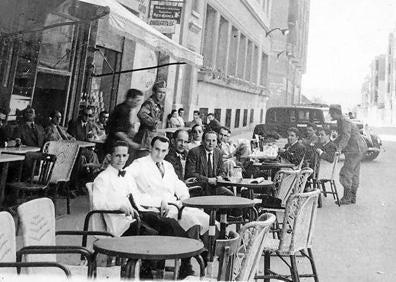 Imagen secundaria 1 - Arriba, el bisabuelo Ezequiel Urrea fuera de la barra, a la derceha, en la primera sede del Bar Suizo en la Calle Santander. A la izquierda, terraza del Bar Suizo ya en la calle Doctrinos. A la derecha, el abuelo Jesús Urrea. 