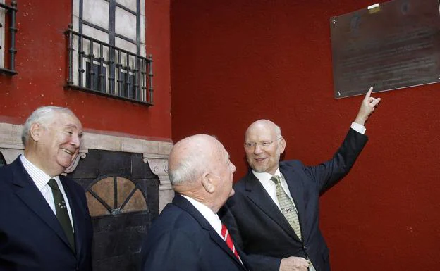 El embajador de Irlanda en España, Justin Harman, muestra la placa colocada en el callejón de San Francisco a Vincent y Hugo O'Donnell, descendientes del héroe irlandés.